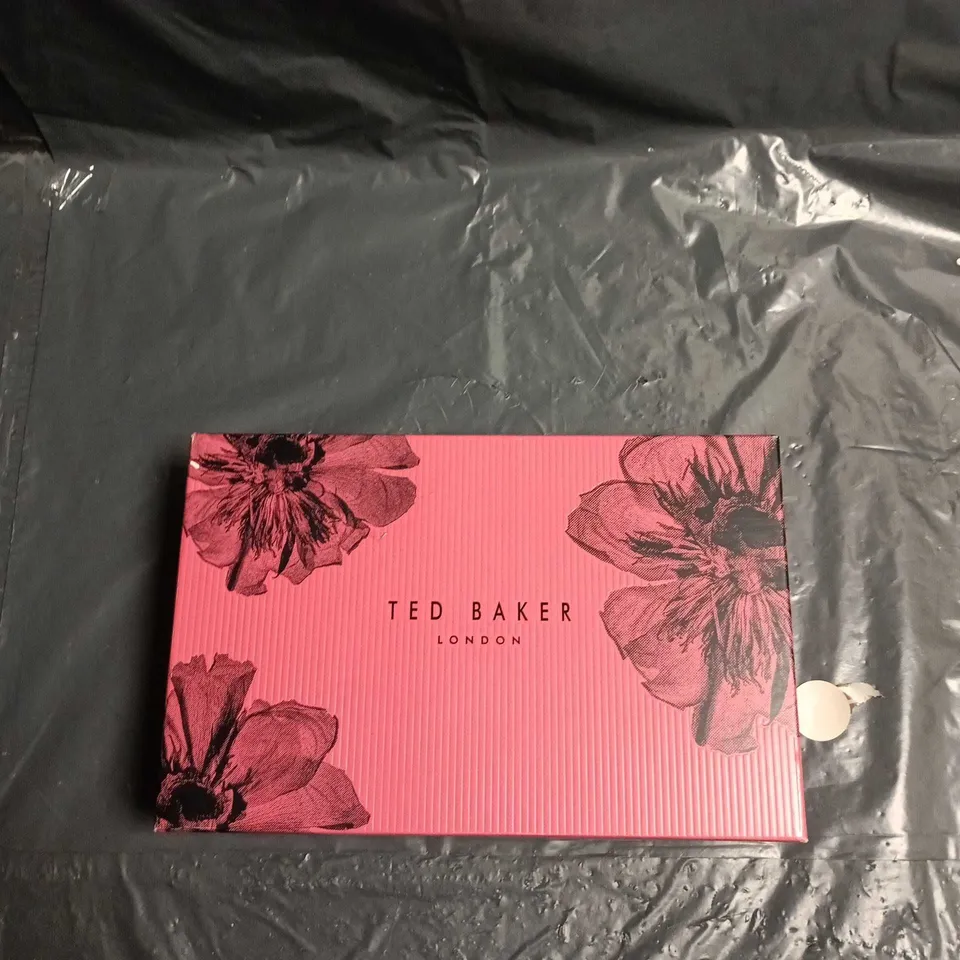 TED BAKER LONDON NOURISHING OVERNIGHT FOOT CREAM & HAND & NAIL BALM SET IN PINK GIFT BOX (150 ML + 75 ML)