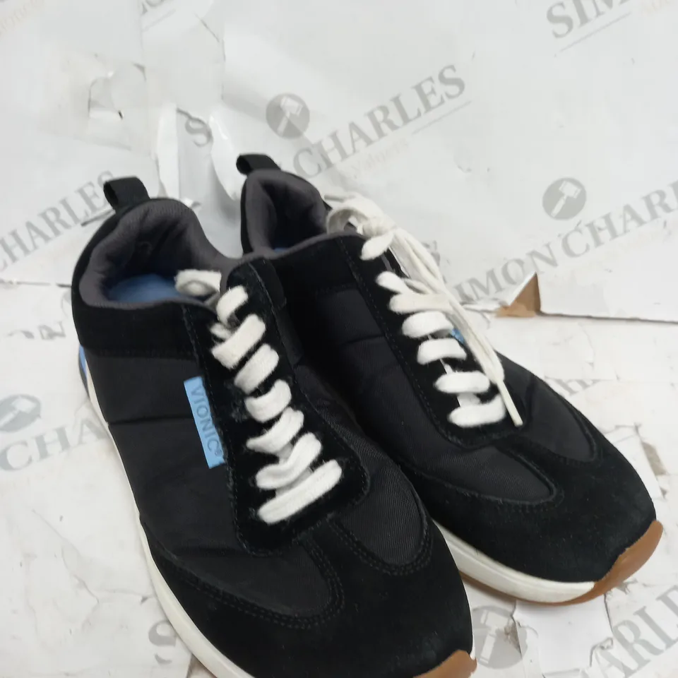 BOXED VIONIC BREILYN TRAINER IN BLACK - SIZE 5