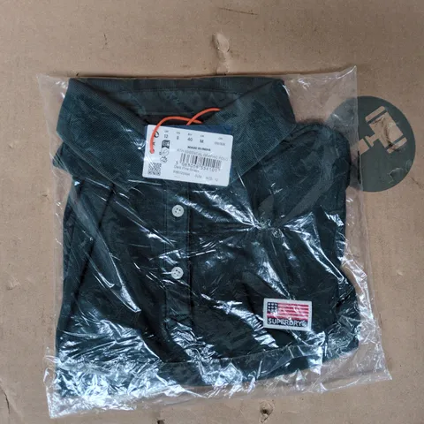 BAGGED SUPERDRY ESSENTIAL GRAPHIC POLO IN DARK GREEN SIZE MEDIUM