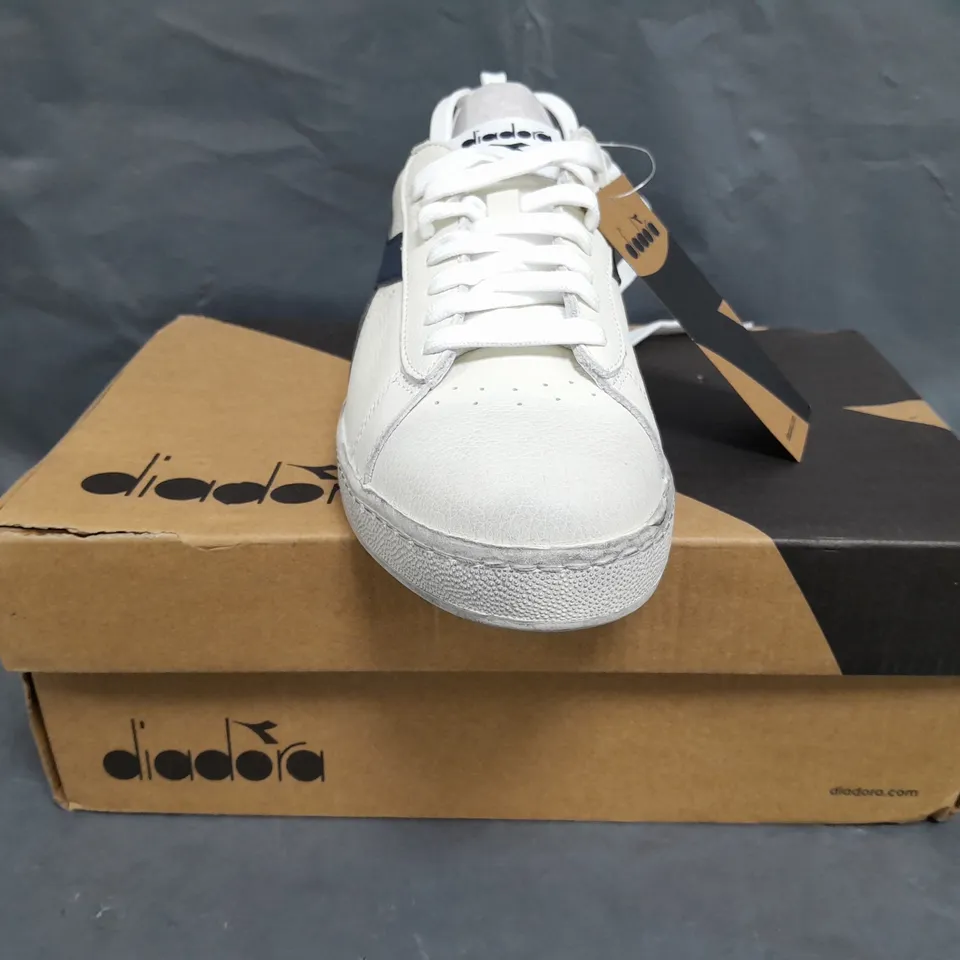 BOXED PAIR OF DIADORA TRAINERS IN OFF WHITE/NAVY SIZE UK 7