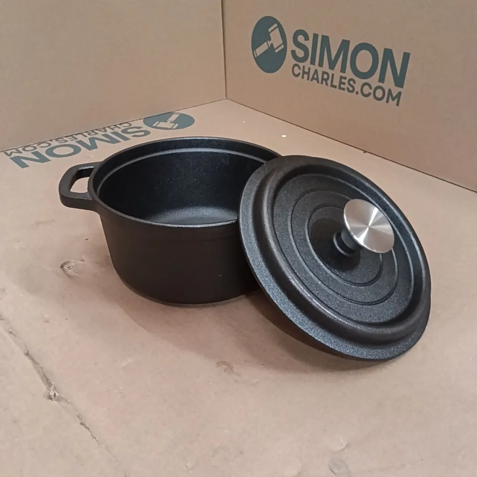 BOXED CAST IRON POT 