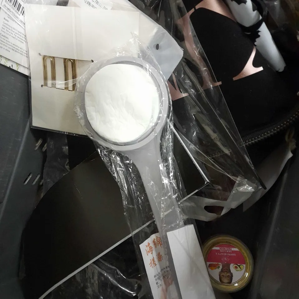 LOT OF APPROX 12 ASSORTED BEAUTY PRODUCTS TO INCLUDE MAC POWDER FOUNDATION - NC35, BLOOD PRESSURE MONITOR, VASELINE JELLY, ETC