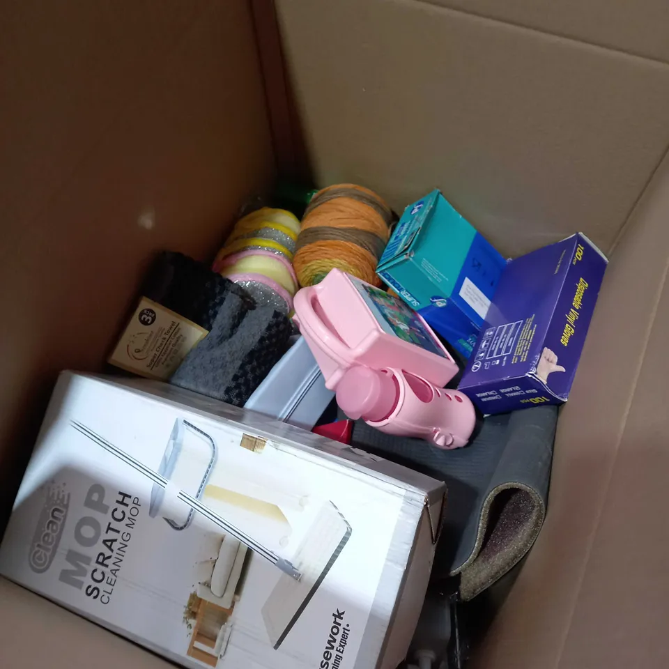 BOX OF ASSORTED ITEMS APPROXIMATELY 15 TO INCLUDE LUNCHBOX, CLEANING MOP, VINYL GLOVES ETC