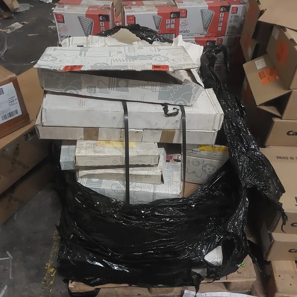 PALLET CONTAINING A LARGE QUANTITY OF ASSORTED CAR PARTS INCLUDING MERCEDES BENZ TS LENS CRYSTAL DIFFUSERS ECT