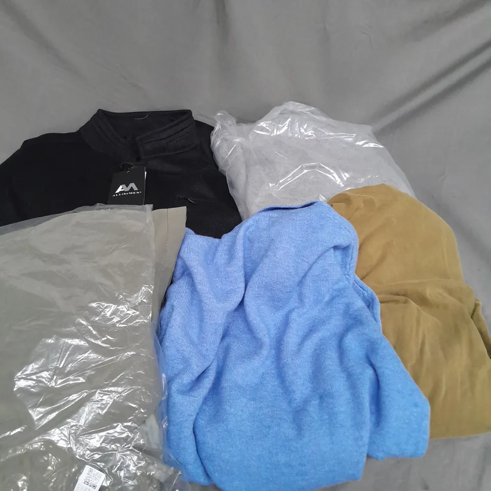 APPROXIMATELY 20 ASSORTED CLOTHING ITEMS IN VARIOUS SIZES TO INCLUDE - COAT, JUMPER, PONCHO, ETC