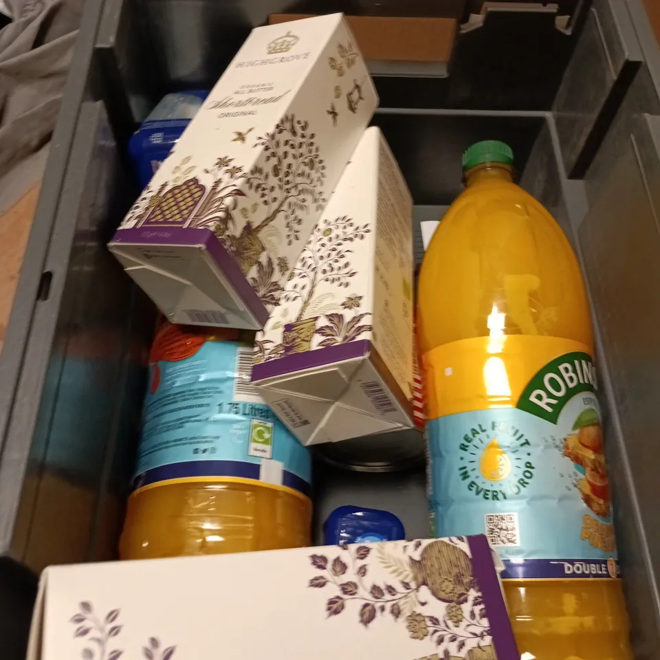 APPROXIMATELY 9 ASSORTED FOOD AND DRINK ITEMS INCLUDING HIGHGROVE SHORTBREAD BREAD , SMINTS AND ROBINSONS ORANGE & PINEAPPLE 