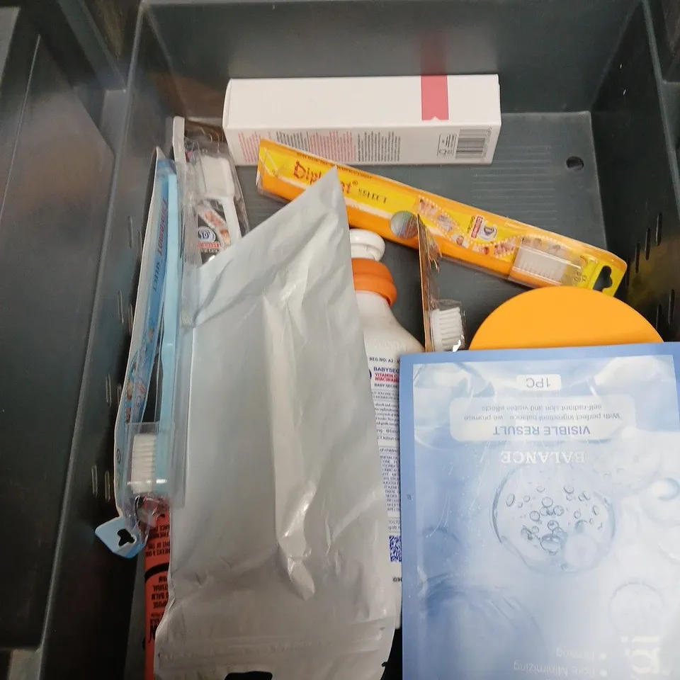 APPROXIMATEY 15 ASSORTED HEALTH AND BEAUTY PRODUCTS TO INCLUDE DAISE BODY SCRUB, ACNE PATCHES AND GILLETTE RAZOR BLADES
