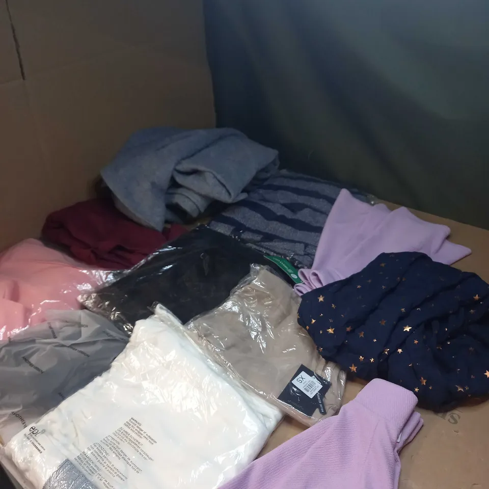 LOT OF APPROX 20 ASSORTED CLOTHING ITEMS TO INCLUDE JUMPERS, SOCKS AND T-SHIRTS