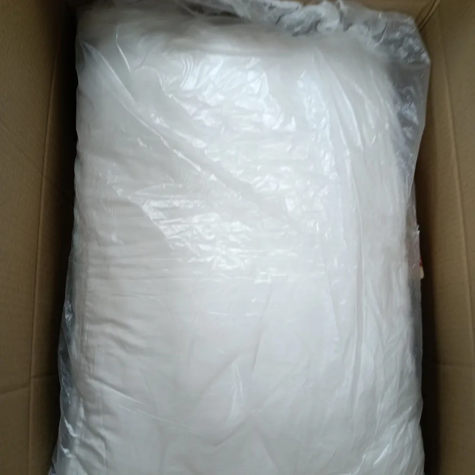 BOX OF APPROXIMATELY 10 ASSORTED ITEMS INCLUDING A PILLOW, A DUFFEL BAG AND AMIG HANDLES