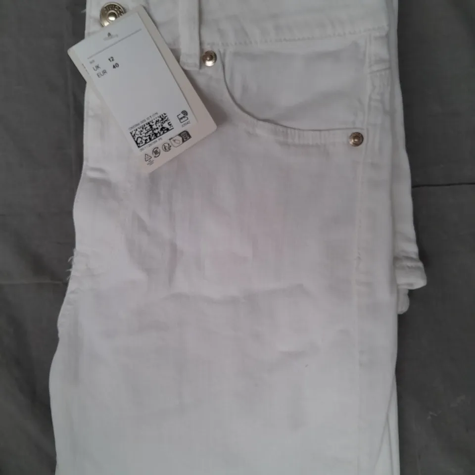 DIVIDED HIGH WAIST FLARE JEANS IN WHITE SIZE UK 12