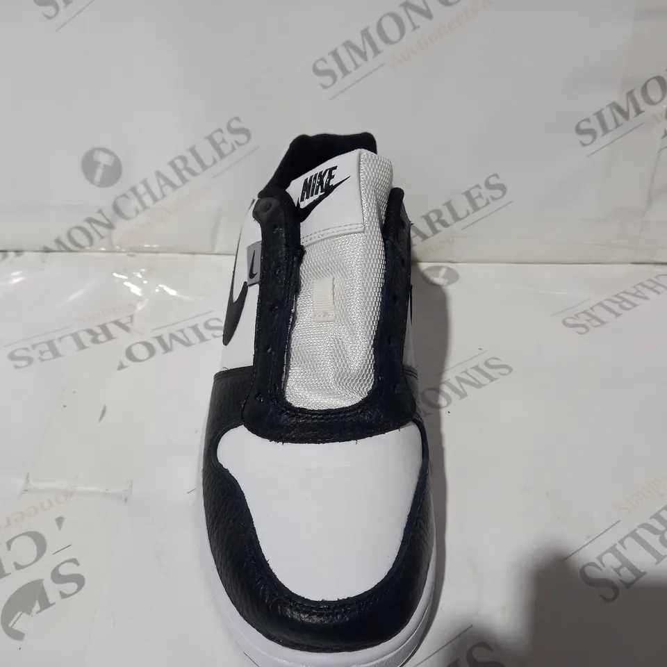 PAIR OF NIKE TRAINERS IN WHITE/BLACK UK SIZE 7