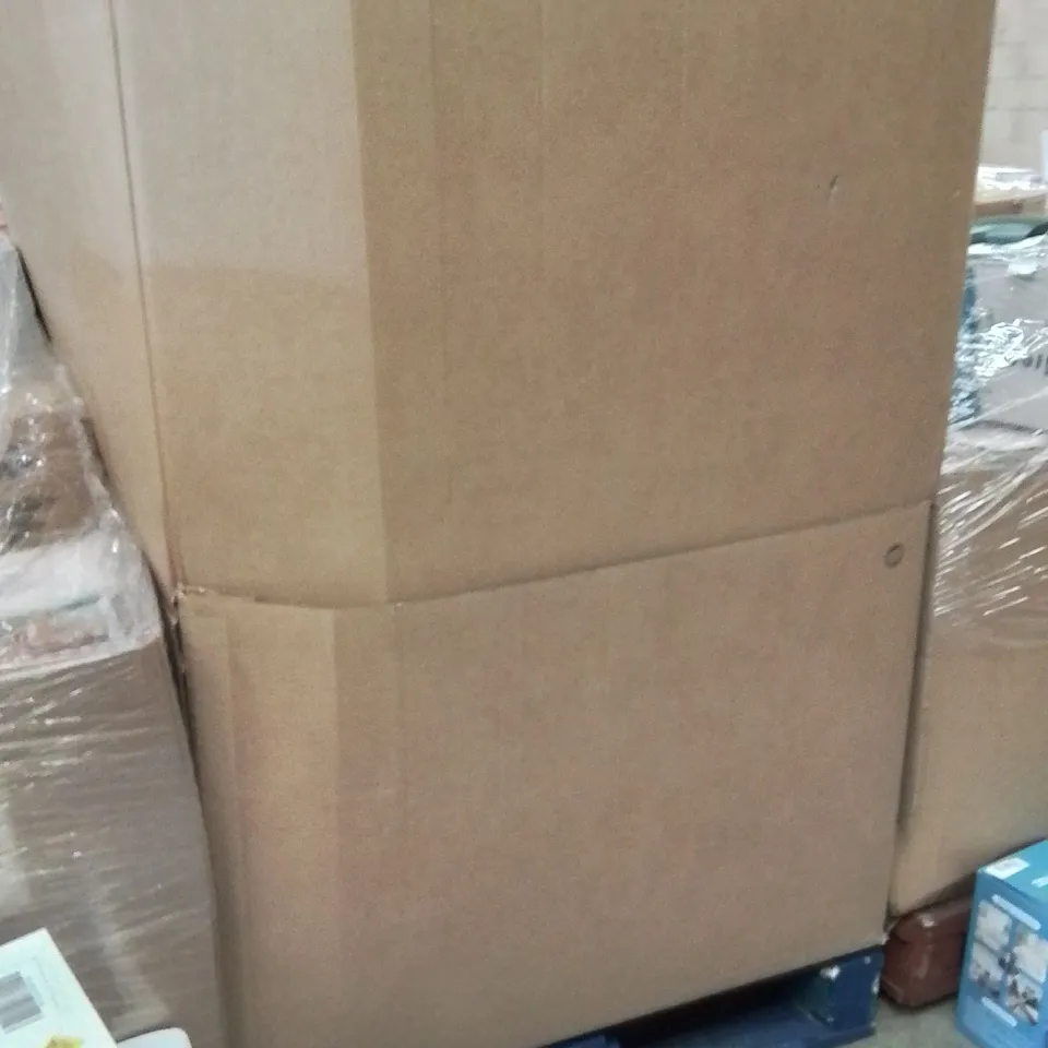 PALLET CONTAINING A LARGE QUANTITY OF BEDDING PRODUCTS TO INCLUDE:PILLOW,MATTRESS FOAM