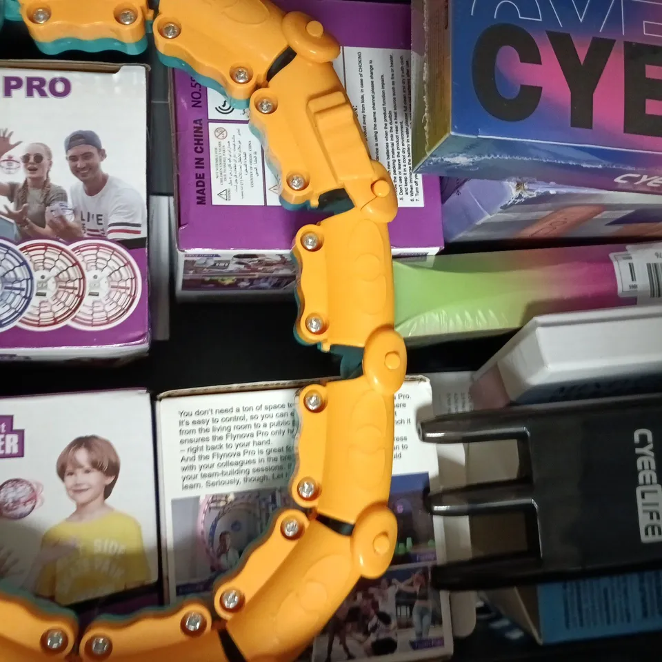 APPROXIMATELY 10 ASSORTED TOYS AND GAMES TO INCLUDE FLYING SPINNER, FINELINER PENS SET, ETC