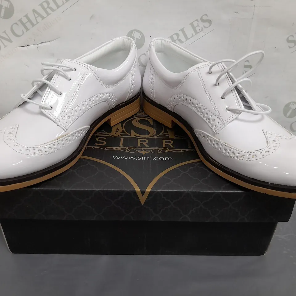 BOXED PAIR OF SIRRI LACE UP SHOES IN WHITE UK SIZE 2.5