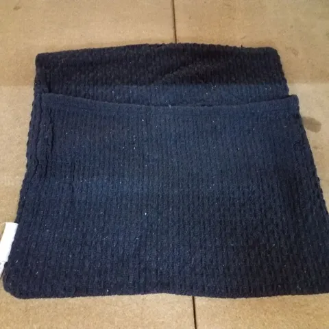HERMBUSCHE SQUARE THROW (SET OF 5)
