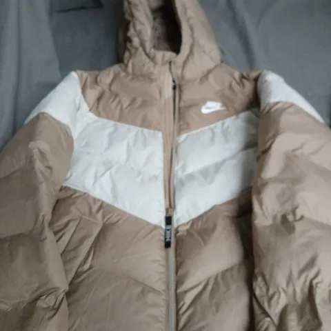 NIKE COLOUR-BLOCK PUFFER JACKET – BEIGE & CAMEL, YOUTH SIZE L (147–158 CM)