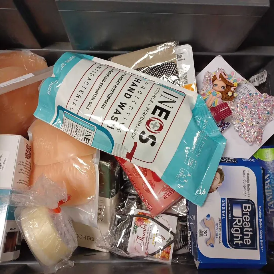 BOX OF APPROX 15 COSMETIC ITEMS TO INCLUDE PAULAS CHOICE MILKY TONER, COCONUT MILK SHAMPOO AND GARNIER VITAMIN C SERUM CREAM