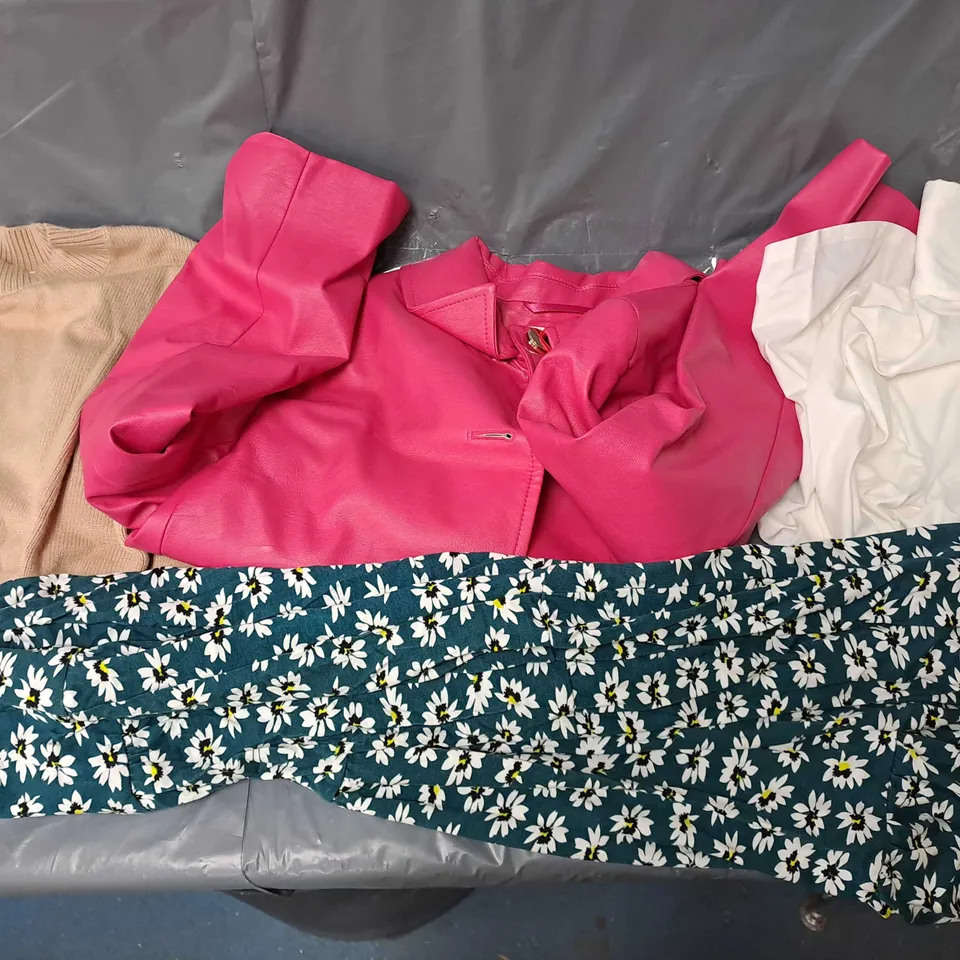 BOX OF APPROXIMATELY 10 ASSORTED CLOTHING ITEMS IN VARIOUS SIZES AND COLOURS 