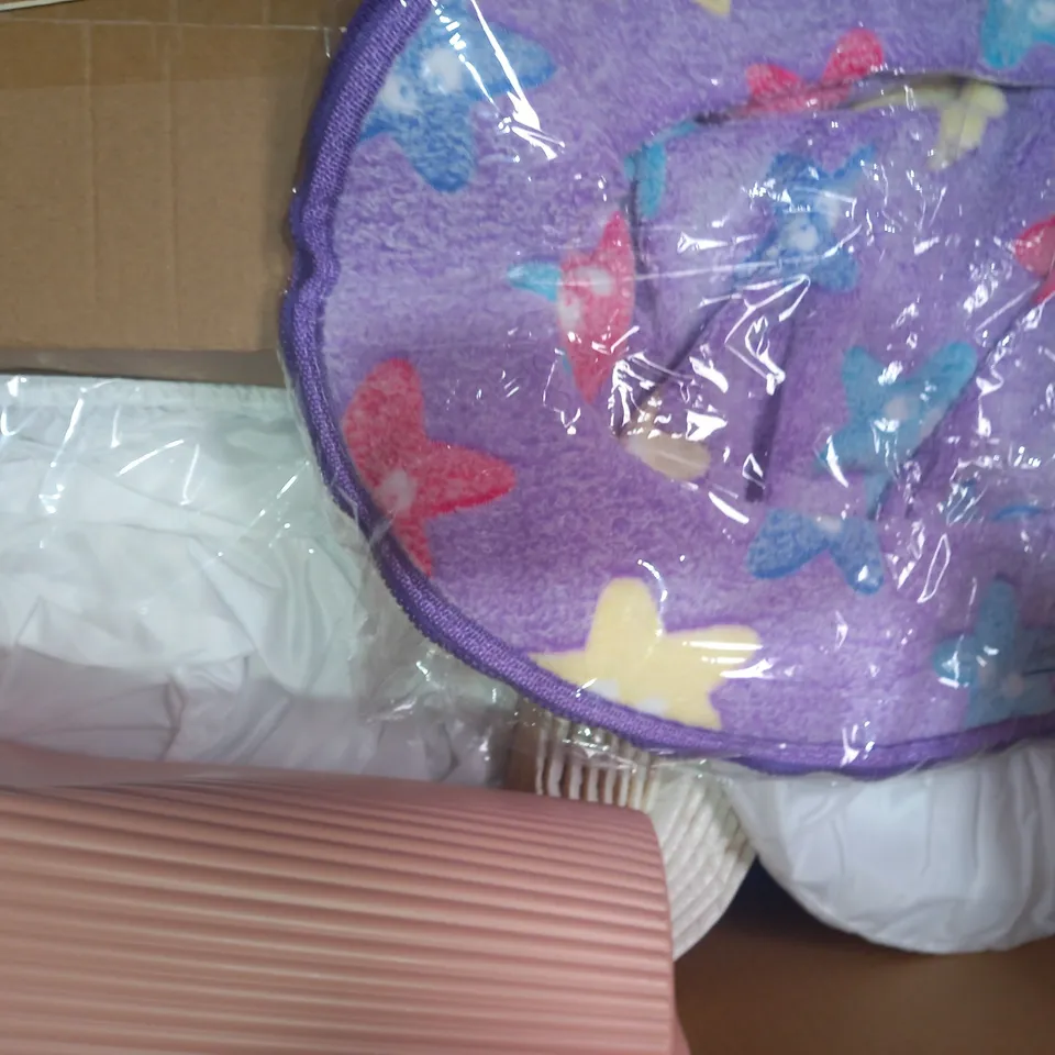 BOX OF APPROXIMATELY 15 ASSORTED HOUSEHOLD ITEMS TO INCLUDE 2 BAR RADIATOR CLOTHES AIRER, SINGLE FITTED SHEET, ETC