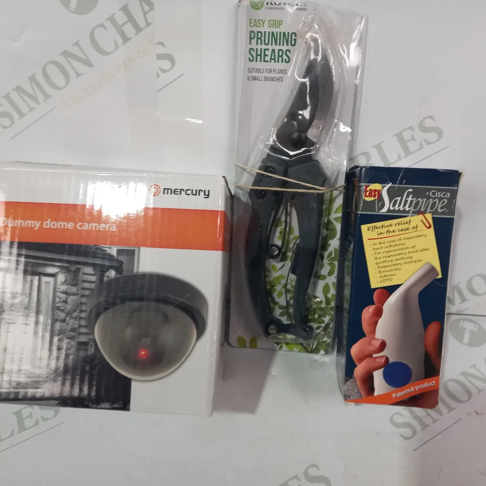 LOT OF APPROXIMATELY 10 ASSORTED HOUSEHOLD ITEMS TO INCLUDE SALTPIPE, PRUNING SHEARS, DUMMY DRONE CAMERA, ETC