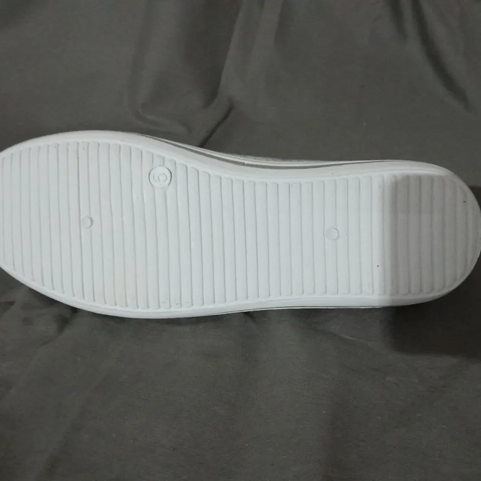 APPROXIMATELY 8 BAGGED PAIRS OF GREY PUMP STYLE SHOES TO INCLUDE SIZE 5