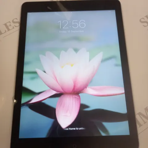 APPLE IPAD MODEL A1474 - SILVER