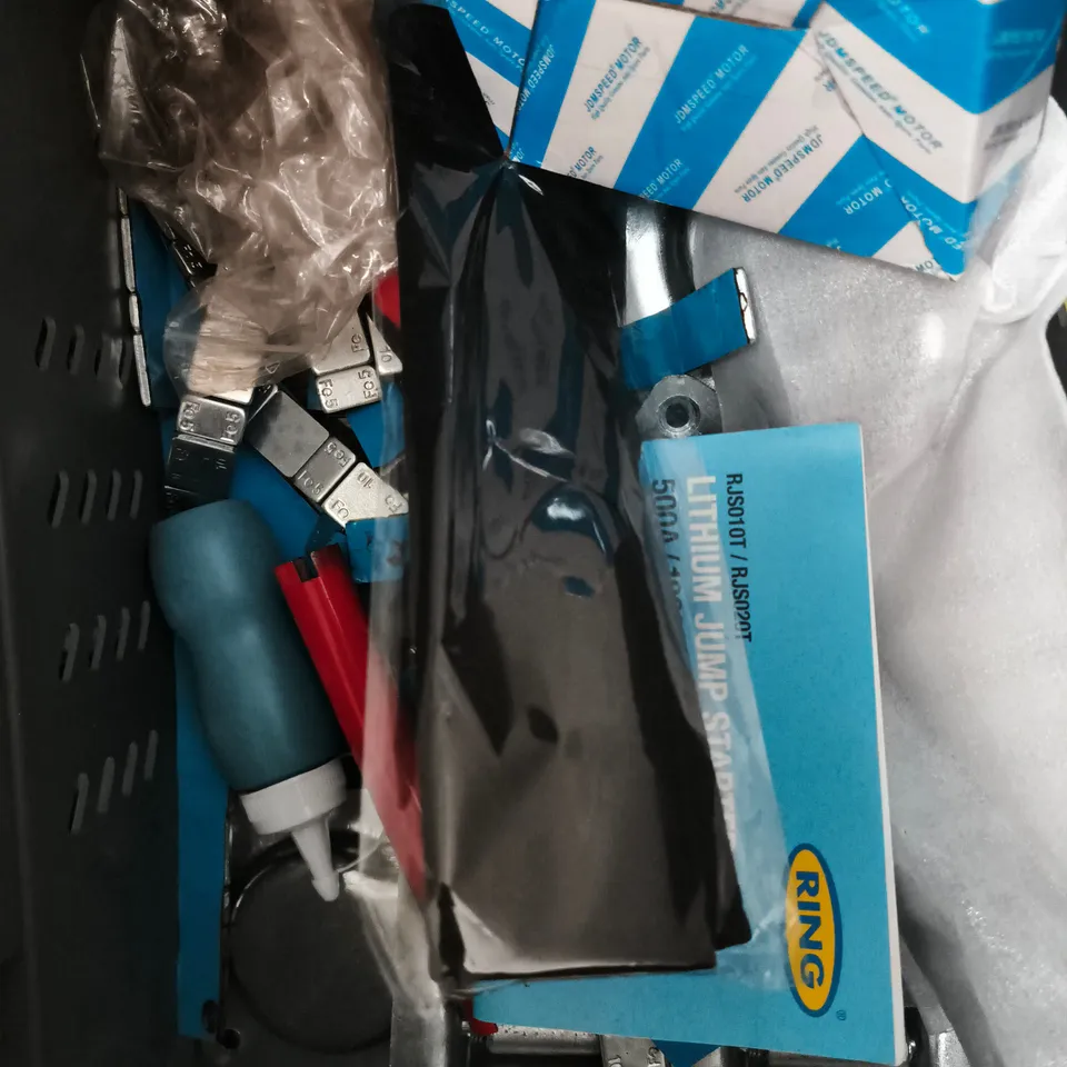 APPROXIMATELY 10 ASSORTED VEHICLE PARTS/ACCESSORIES TO INCLUDE WHEEL BEARING WEIGHTS, BRAKE PAD, HORN ETC 