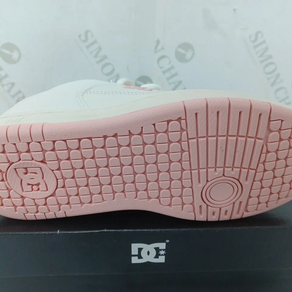 BOXED PAIR OF DC MANTECA 4 WOMES SHOES IN WHITE/PINK - SIZE UK 3.5