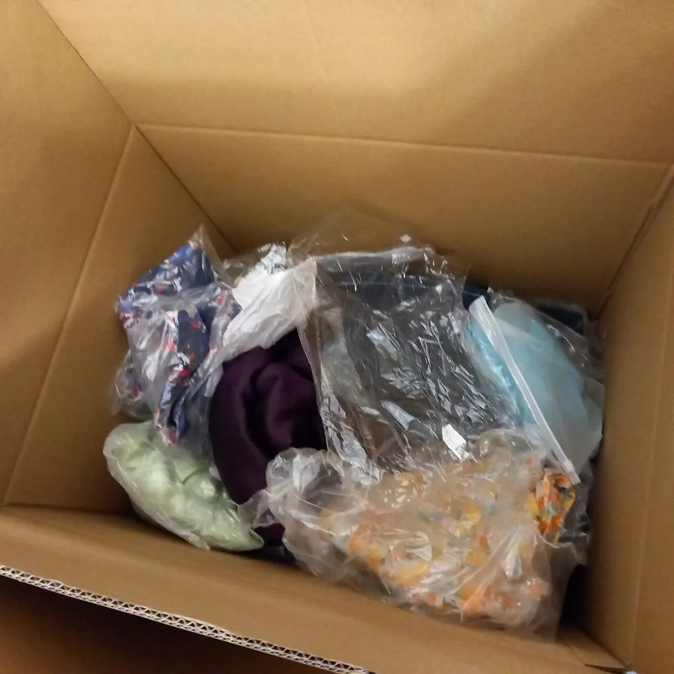 BOX OF ASSORTED CLOTHING TO INCLUDE STRIPE MIDI DRESS, A PAIR OF FADED JEANS AND A NIKE CRAP