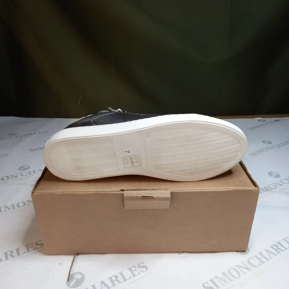 BOXED MAISON DE NIMES SILVER TRAINERS SIZE 7