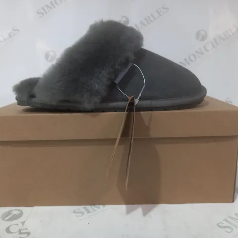 BOXED PAIR OF FENLAND WOMEN'S MULES IN GREY SIZE 3/4