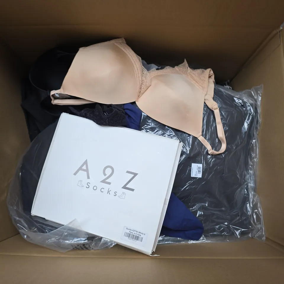 LARGE BOX OF APPROXIMATELY 20 ASSORTED CLOTHING ITEMS IN VARIOUS SIZES, STYLES AND COLOUR 