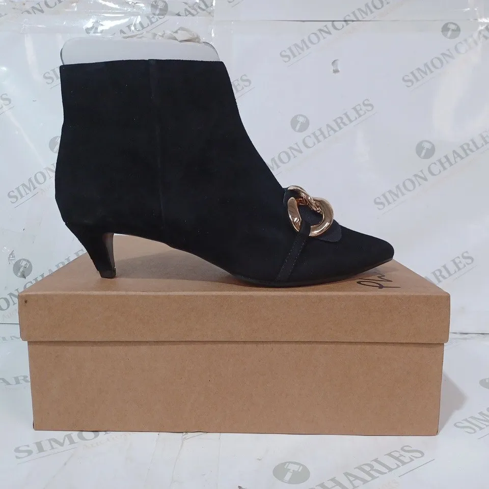 BOXED PAIR OF PHASE EIGHT POINTED TOE KITTEN HEEL SHOES IN BLACK W. GOLD EFFECT CHAIN DETAIL UK SIZE 7