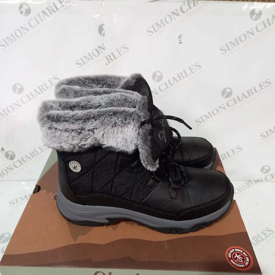 BOXED SKECHERS WOMENS ANTI SLIP AND WATERPROOF BOOTS - SIZE 7
