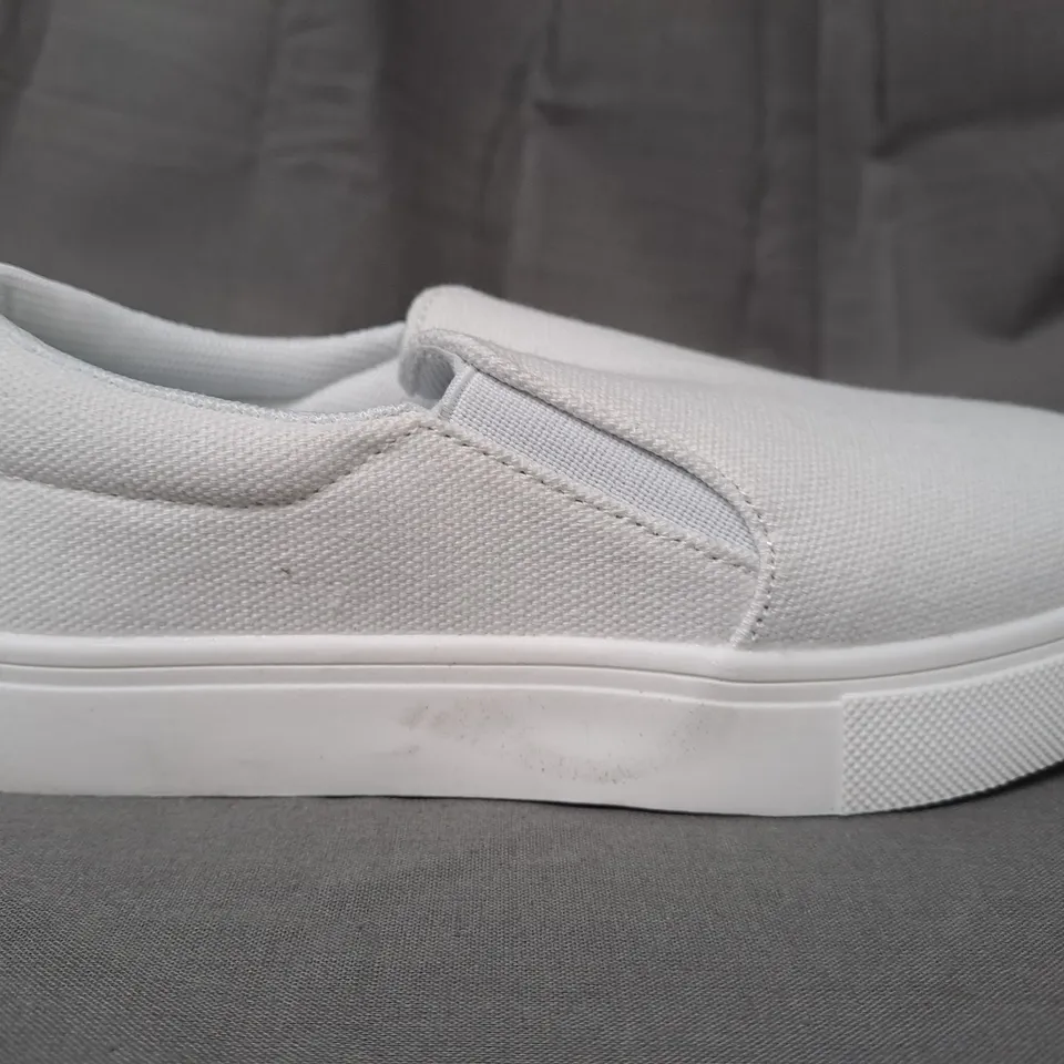 BOXED PAIR OF DESIGNER KIDS CANVAS SLIP-ON SHOES IN WHITE EU SIZE 30