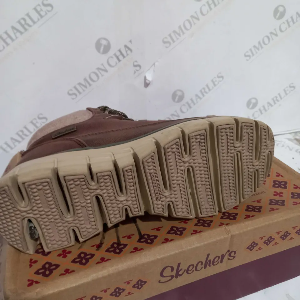 BOXED SKECHERS SYNERGY WARM TECH BOOTS, BROWN - SIZE 5.5