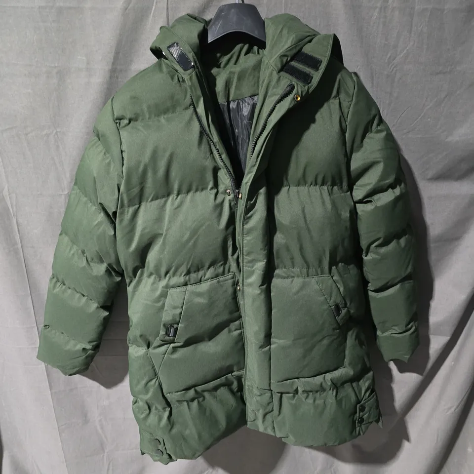 BOX OF APPROXIMATELY 25 CLOTHING ITEMS INCLUDING: BLUE COAT, BLACK COAT AND GREEN COAT