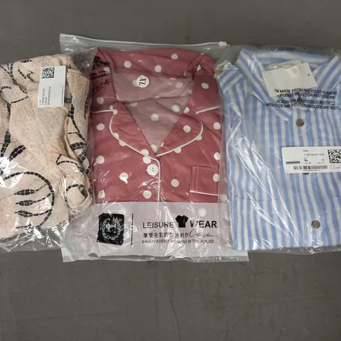 BOX OF APPROXIMATELY 20 ASSORTED CLOTHING AND FASHION ITEMS IN VARIOUS COLOURS, STYLES, AND SIZES - COLLECTION ONLY