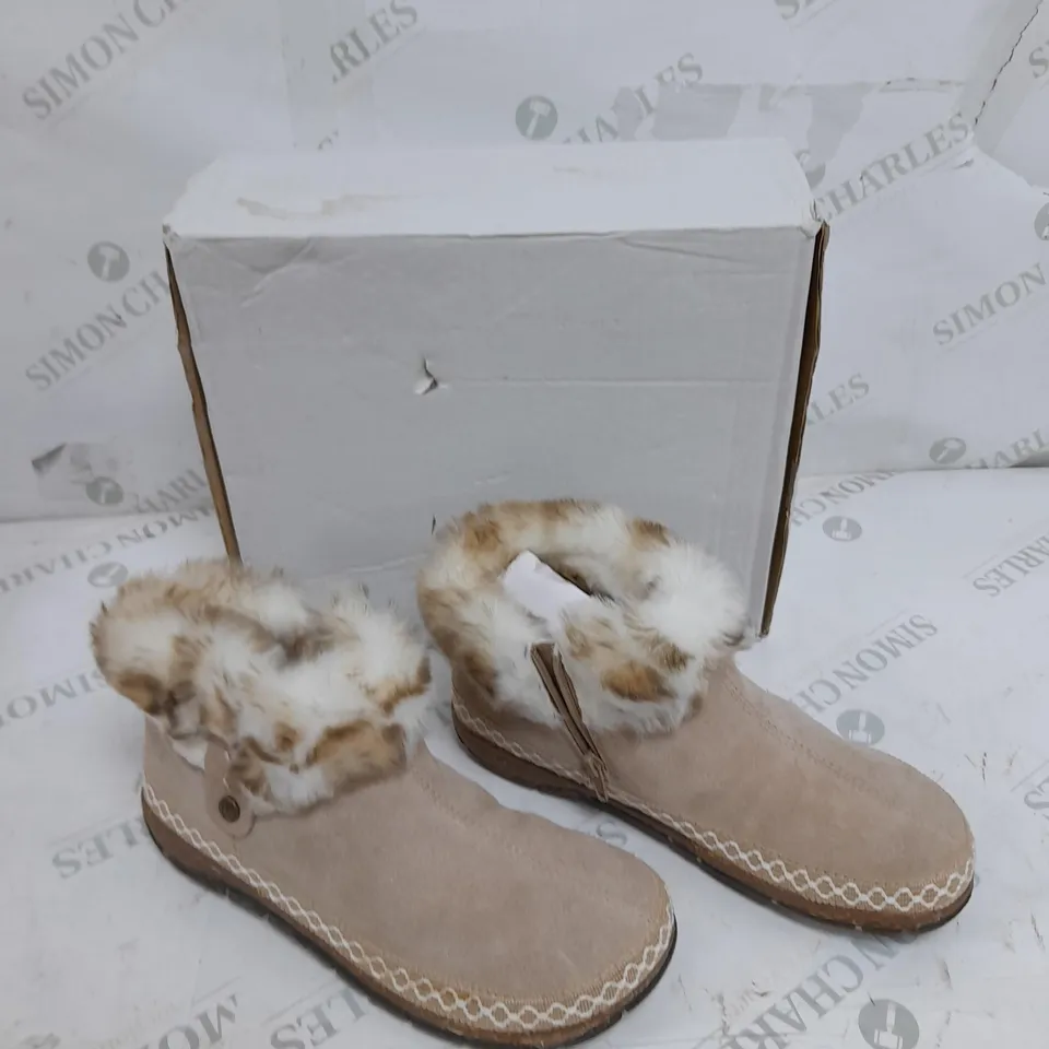 BOXED PAIR OF EARTH ORIGINS EMMALYN BOOTIES IN BEIGE - SIZE 6