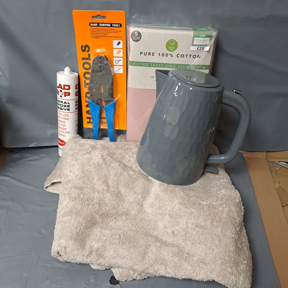 APPROXIMATELY 20 HOUSEHOLD ITEMS TO INCLUDE KETTLE, BEDDING, HAND CRIMPING TOOL, ETC - COLLECTION ONLY