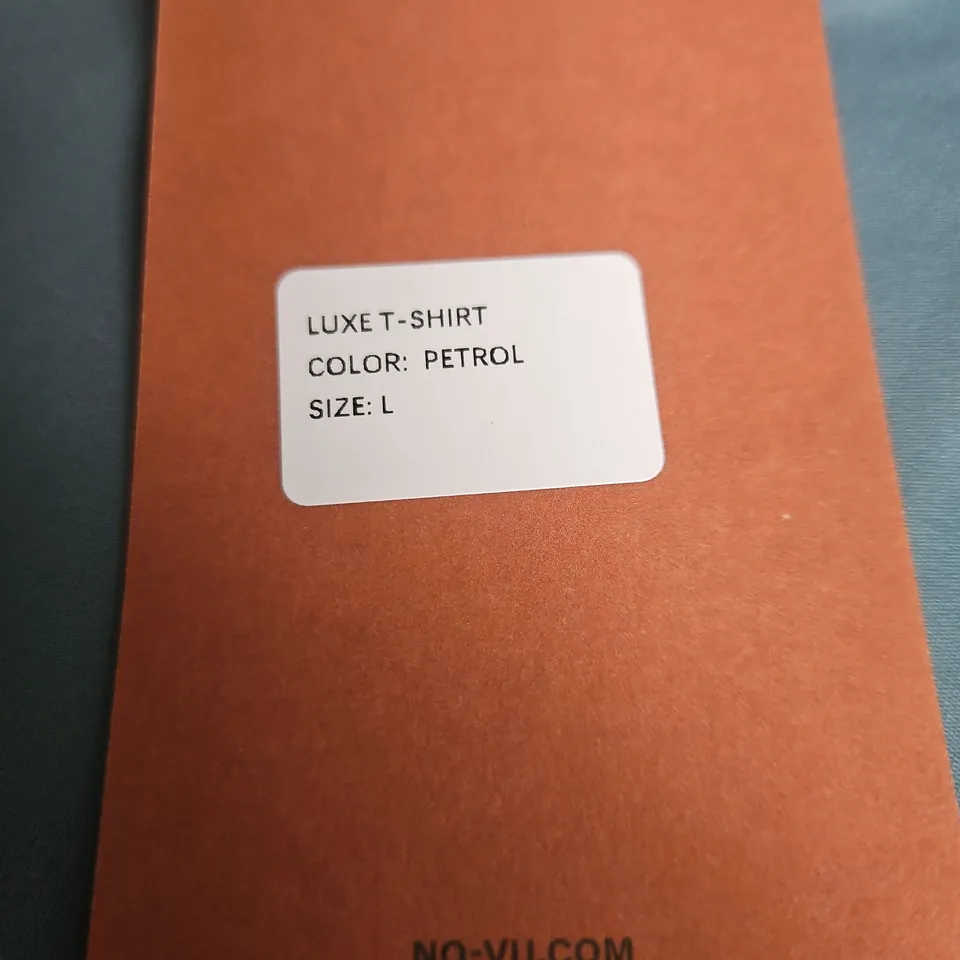 NÓVU LUXE T‑SHIRT – PETROL, SIZE L