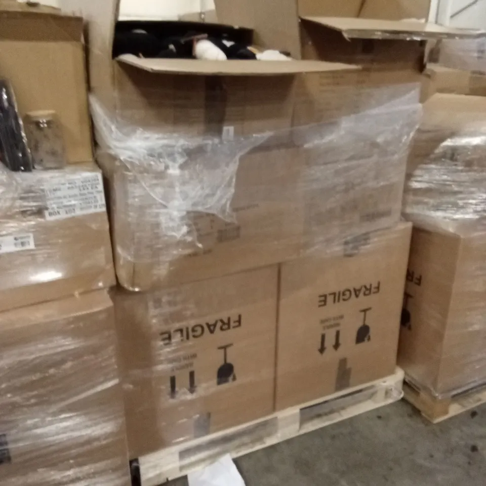 PALLET CONTAINING A LARGE ASSORTMENT OF BRAND NEW HALLOWEEN GOODS AND PRODUCTS TO INCLUDE; PLUSH PUMPKINS ETC