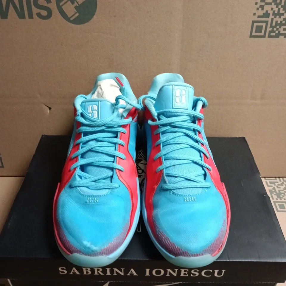 BOXED PAIR OF NIKE SABRINA 2 WOMEN’S BASKETBALL SHOES – UK SIZE 7