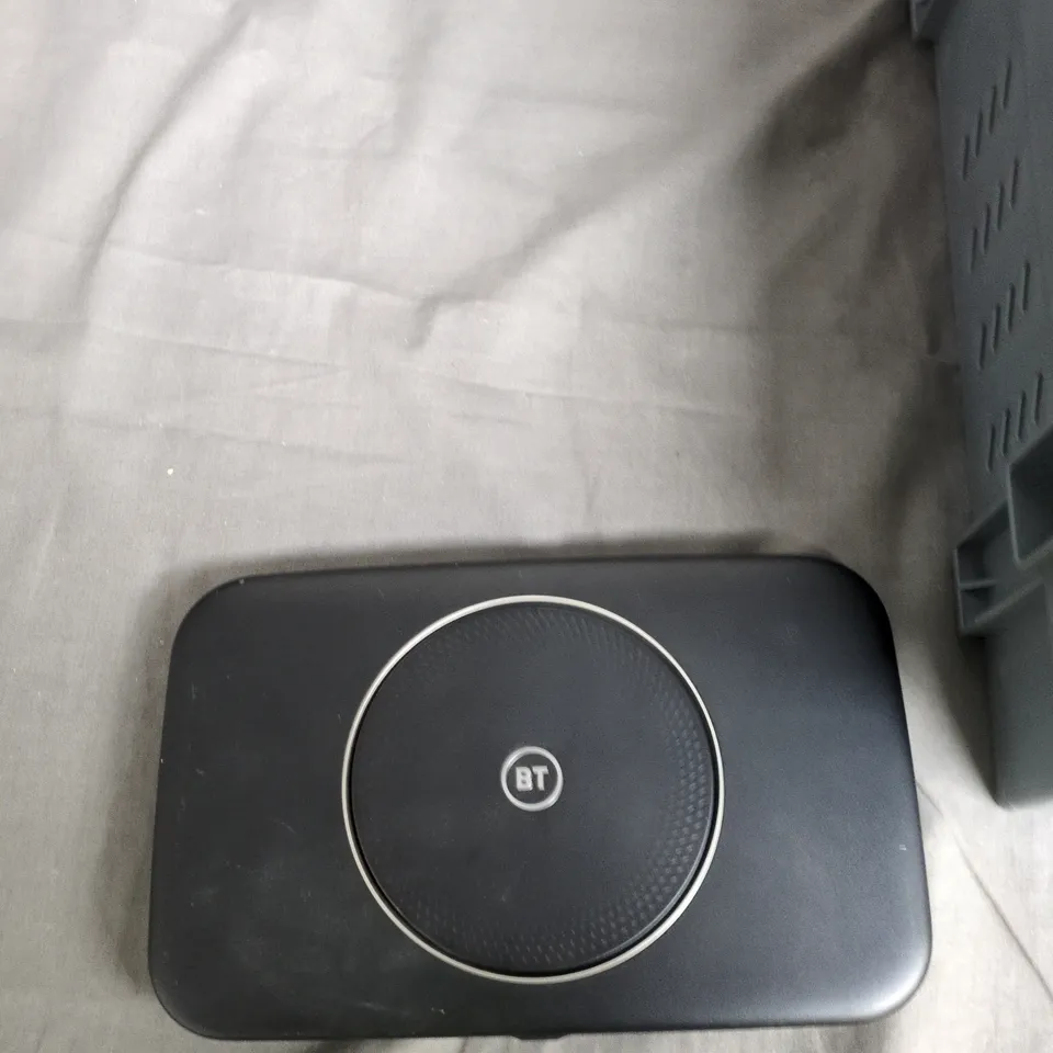 TOTE OF APPROXIMATELY 10 ASSORTED ITEMS TO INCLUDE: BT ROUTER