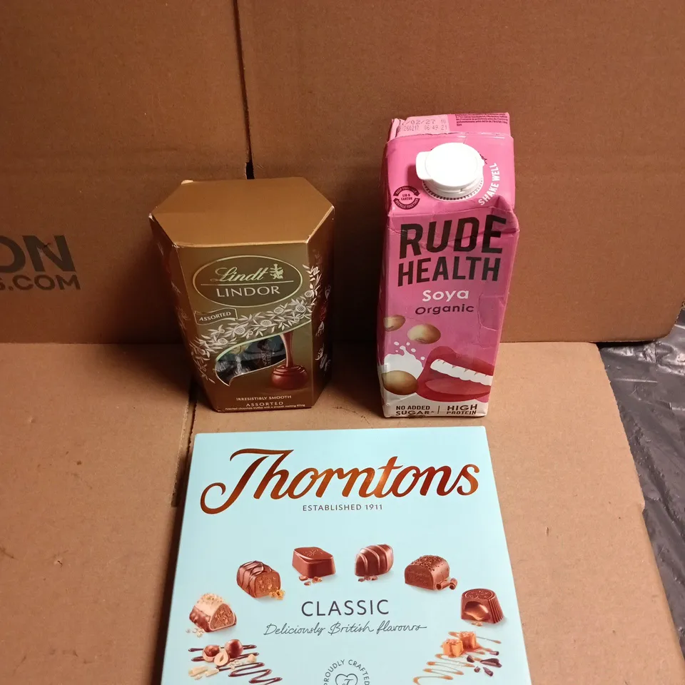 APPROXIMATELY 12 ASSORTED FOOD AND DRINKS ITEMS TO INCLUDE - THORNTONS CLASSIC CHOCOLATE TRAY, SOYA MILK, LINDT LINDOR ASSORTED ETC 