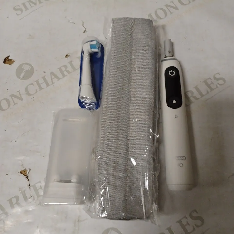 ORAL-B IO8 WHITE ULTIMATE CLEAN ELECTRIC TOOTHBRUSH 