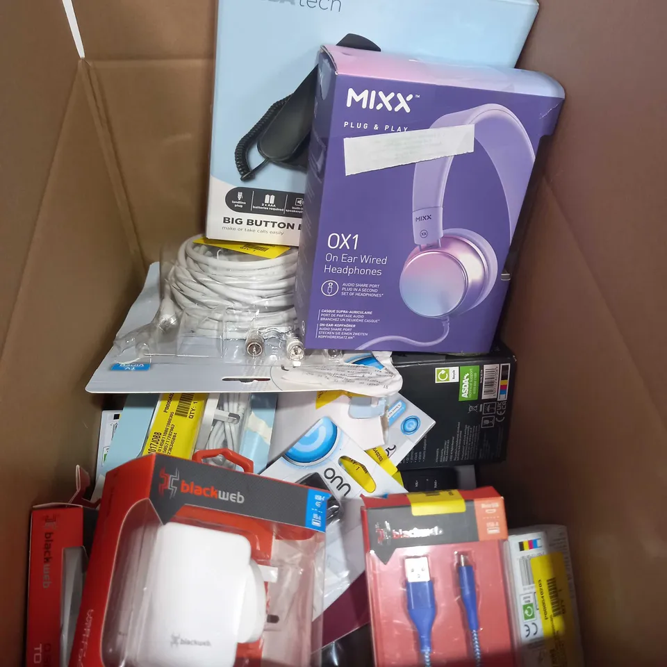 LOT OF APPROX. 20 ITEMS INCLUDING HEADPHONES, USB CABLES, LANDLINE PHONE