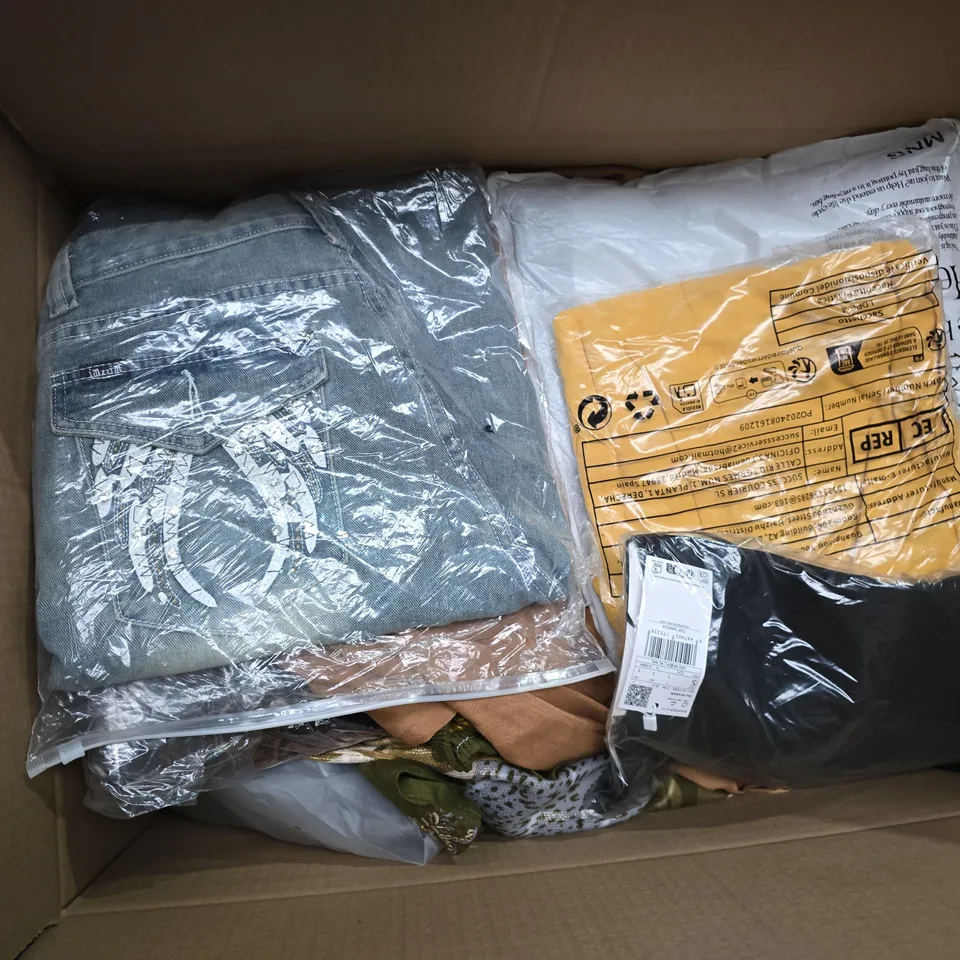 APPROXIMATELY 35 ASSORTED CLOTHING ITEMS IN VARIOUS SIZES, STYLES & COLOURS TO INCLUDE BRANDS SUCH AS HALARA, SALITEX, MNG, ETC - COLLECTION ONLY