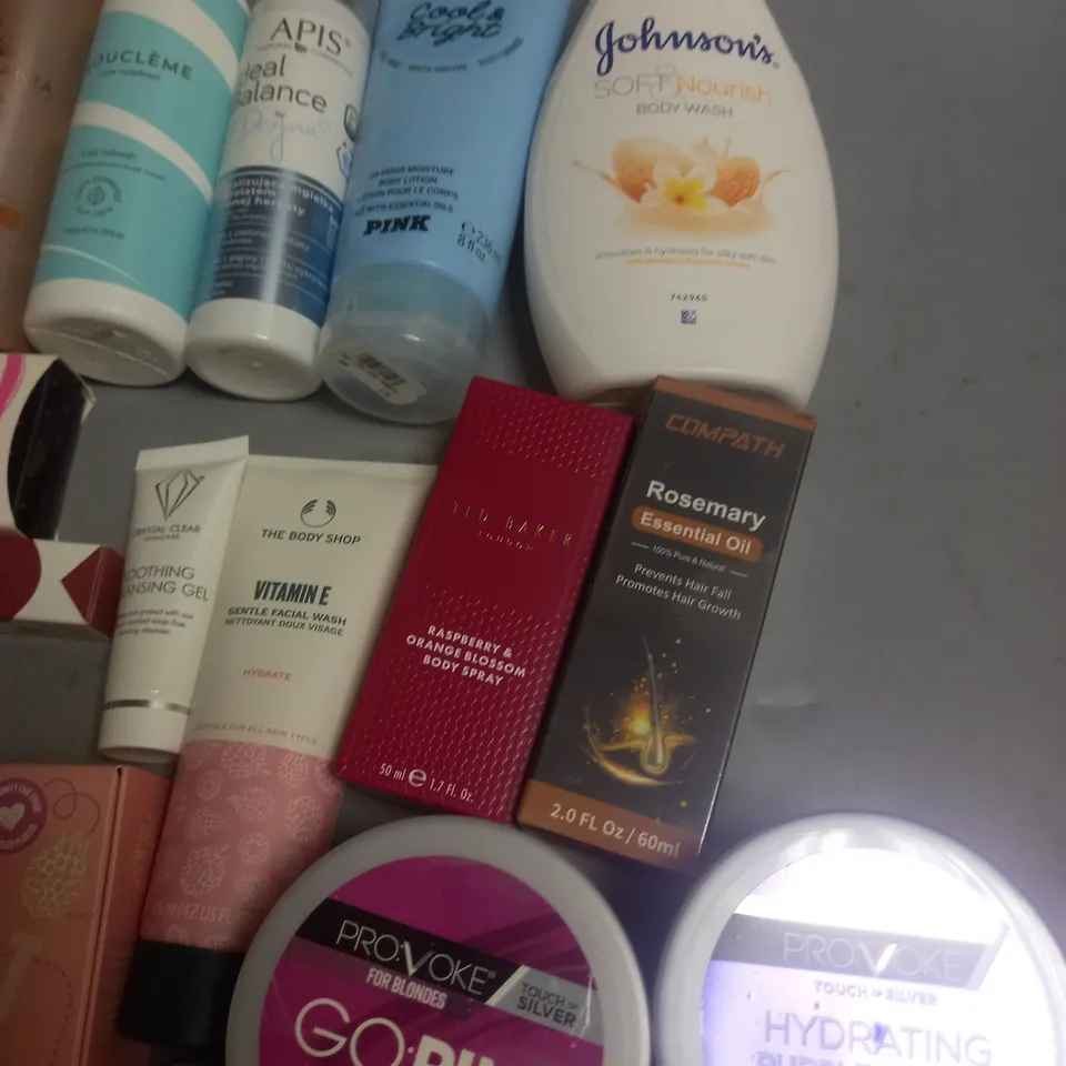 LOT OF APPROXIMATELY 20 ASSORTED HEALTH AND BEAUTY ITEMS TO INCLUDE TANNING LIQUID, COLOUR HAIR MASK, SKINCARE GIFT SET AND GLOW MOISTURIZER