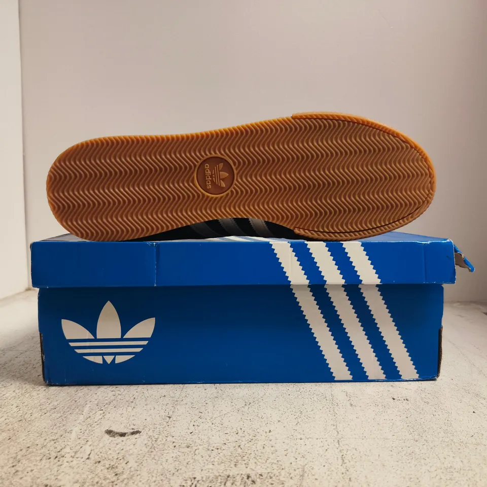 BOXED PAIR OF ADIDAS SAMBA 62 SUPER TRAINERS IN NAVY/WHITE SIZE UK 12